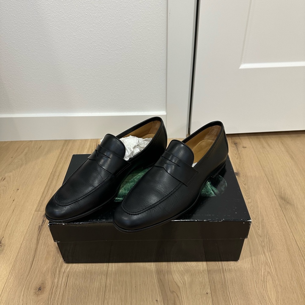 Black magnanni reed leather loafers size 8.5